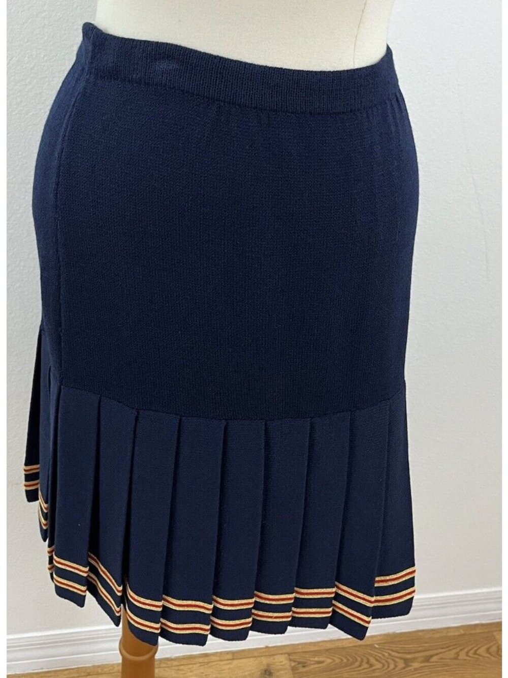 St. John Santana Knit 2pc Pleated Skirt Suit Set Nautical Braid Trim Jacket 6 - Picture 12 of 14